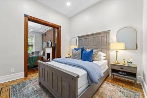Säng eller sängar i ett rum på Newly Renovated 2BR Haven Walk to Columbia Uni