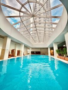 una gran piscina con un techo de agua azul en Royal Kate SPA included, 30th floor, en Skopje