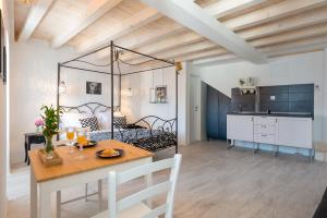 una cucina e una sala da pranzo con tavolo e sala da pranzo di Apartments La Bohème a Dubrovnik