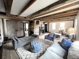 ein Wohnzimmer mit Sofas und einem Kamin in der Unterkunft Historic Estate - 5 min to Mohawk Mt Ski Resort 