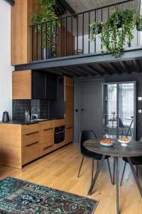 Kuchyň nebo kuchyňský kout v ubytování Stylish loft with terrace Paupys, Old town