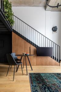 Posezení v ubytování Stylish loft with terrace Paupys, Old town
