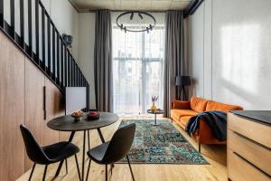 Posezení v ubytování Stylish loft with terrace Paupys, Old town