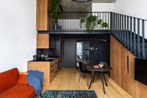 Posezení v ubytování Stylish loft with terrace Paupys, Old town + 25 fotografií