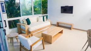 een woonkamer met een bank en een tafel bij Magico Apartamento Frente al Mar 4 Habitaciones PAZ335 in Coveñas