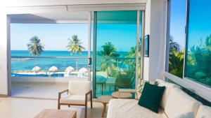 sala de estar con vistas al océano en Magico Apartamento Frente al Mar 4 Habitaciones PAZ335, en Coveñas