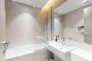 Koupelna v ubytování Residences 21- Elegant One Bedroom + 7 fotografií