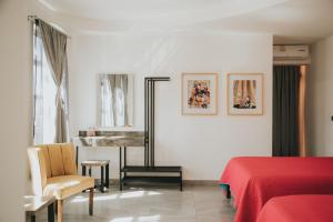 un dormitorio con una cama, una mesa y un piano en MCI HOTEL, en San Juan de los Lagos