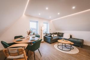 ein Wohnzimmer mit einem Tisch und einem Sofa in der Unterkunft Sadebo Apartments 4 oder 7 Gäste - Parkplatz - Küche - zentral in Lübeck
