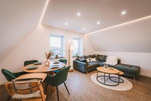 - un salon avec une table et un canapé dans l'établissement Sadebo Apartments 4 oder 7 Gäste - Parkplatz - Küche - zentral, à Lübeck