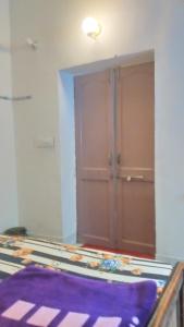 um quarto com um armário e uma porta com um tapete roxo em Sunshine Guest House & Restaurant em Jodhpur