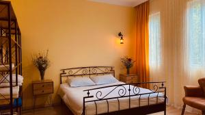 una camera da letto con un letto e una parete gialla di GUEST HOUSE RIMAS HOME a Khulo