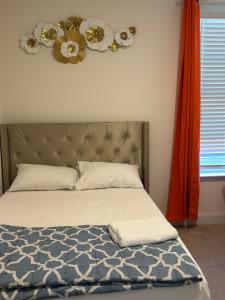 een slaapkamer met een bed met een blauw en wit dekbed bij Exotic Room in Hampton