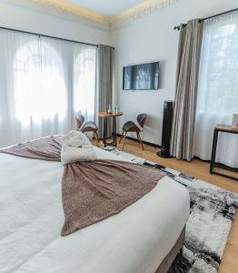ein Schlafzimmer mit einem großen Bett und einem großen Fenster in der Unterkunft Casa Castillo 15 in Mexiko-Stadt