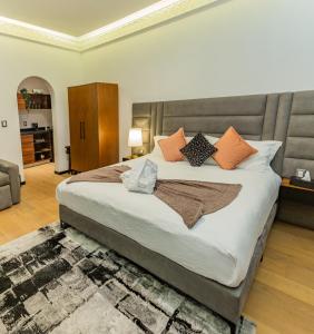 um quarto com uma cama grande com almofadas em Casa Castillo 15 em Cidade do México
