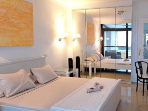 プエルト・デ・ラ・クルスにあるHeaven In Canary Islands 88のベッドルーム1室(ベッド1台、タオル2枚付)