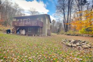 una casa con un ponte e un mucchio di foglie di Vermont Retreat - 8 Mi to Killington Ski Area a Killington
