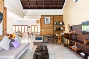 a living room with a couch and a television at Boutique hotel villa Cantik in Uluwatu