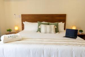 Кровать или кровати в номере Santal Tulum
