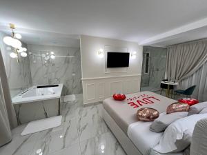Habitación de hotel con 2 camas, lavabo y bañera en ANAMA camere & suite, en Lucera