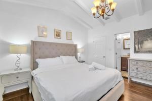 En eller flere senge i et værelse på Casa Santorini - Chic 4 2 near Grove & Brickell