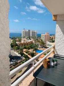 Rõdu või terrass majutusasutuses Ocean View Luxury Las Americas