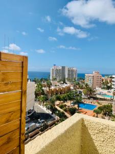 una vista sulla città dal balcone di un edificio di Ocean View Luxury Las Americas a Playa de las Americas