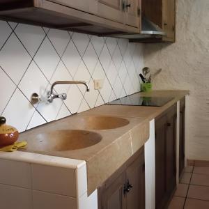 - un comptoir de cuisine avec évier dans l'établissement Can Pavet, à Pontons