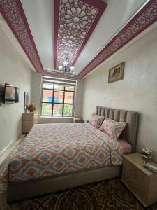 Un dormitorio con una cama grande y una ventana en APPART HOTEL OUED EDDAHAB, en Khenifra