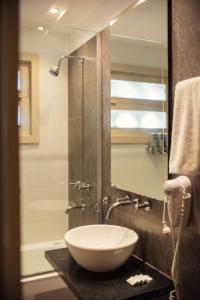 W łazience znajduje się umywalka i przeszklony prysznic. w obiekcie Gran Hotel Potrerillos w mieście Potrerillos
