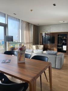 sala de estar con mesa y sofá en Modern 2BR and maid room with big terrace city walk en Dubái