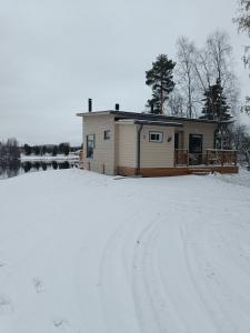 een huis in de sneeuw voor een huis bij Villa Riverside in Rovaniemi