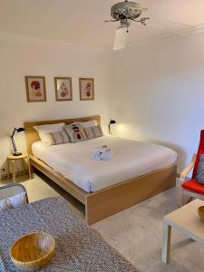 - une chambre avec un grand lit dans l'établissement Studio à Golfe Juan, terrace, piscine, près plages, à Vallauris