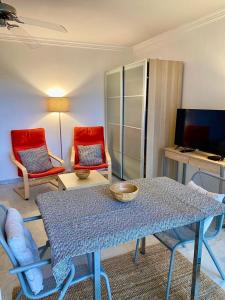 Televízia a/alebo spoločenská miestnosť v ubytovaní Studio 5 minutes Cannes et plages, terrasse, piscine + 30 fotografií