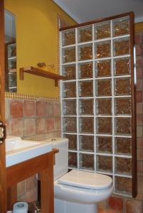 ミハスにあるラ カサ デ ラ イグレシアのバスルーム(トイレ、洗面台付)