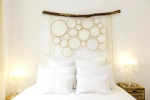 リスボンにあるSapadores · 2 bedrooms apartment Lisbon Boho Chicのベッドルーム(白いベッド、白い枕付)