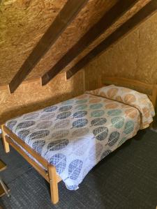 1 dormitorio con 1 cama en el ático en Cabañas los Martinez Ojeda, en Dalcahue