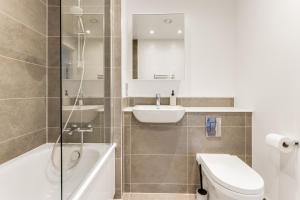 ein Badezimmer mit einem WC, einem Waschbecken und einer Badewanne in der Unterkunft CannyCity in London