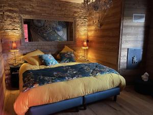 L'ANNEXE في Saint-Étienne-lès-Remiremont: غرفة نوم بسرير في غرفة بجدران خشبية