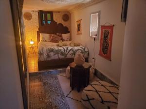 1 dormitorio con 1 cama en una habitación en Riad Le Moucharabieh en Fez