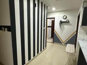 un pasillo con una pared de rayas en blanco y negro en Lovely Partition Room in Barsha 1 Near Metro en Dubái