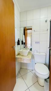 La salle de bains est pourvue de toilettes et d'un lavabo. dans l'établissement Residencial 364 - Localização privilegiada à 5min da praia, à Bombinhas