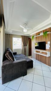 1 dormitorio con 1 cama y TV de pantalla plana en Residencial 364 - Localização privilegiada à 5min da praia, en Bombinhas