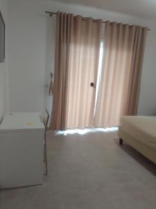 um quarto com uma cama e uma janela com cortinas em Vinci Residence em Fiumicino