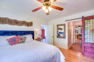 1 dormitorio con 1 cama y ventilador de techo en Dog-Friendly Albuquerque Home with Patio and Yard!, en Albuquerque