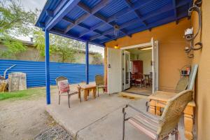 een patio met een blauw dak, stoelen en een tafel bij Dog-Friendly Albuquerque Home with Patio and Yard! in Albuquerque