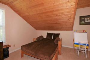 Ein Bett oder Betten in einem Zimmer der Unterkunft Spacious cabin with game room free WIFI & parking