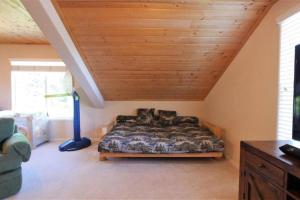 Ein Bett oder Betten in einem Zimmer der Unterkunft Spacious cabin with game room free WIFI & parking