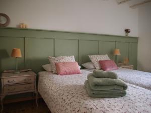 a bedroom with two beds with pink and pink pillows at El Sol del Membrillo in Corera