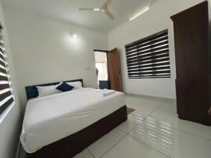 A bed or beds in a room at Hayat Residency - The Quarry Lake